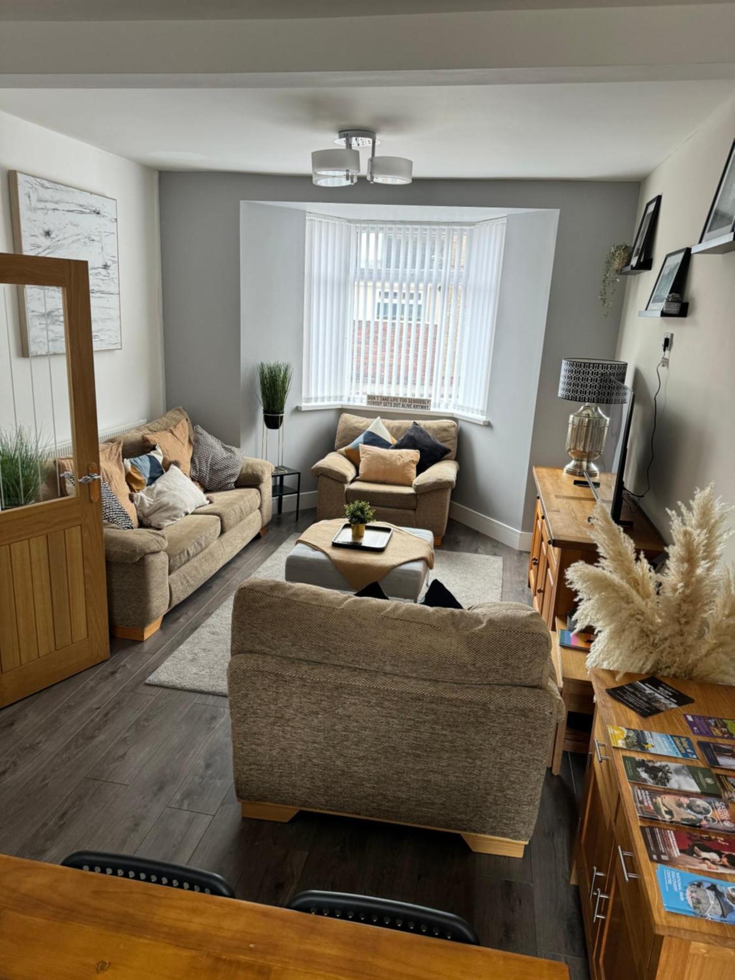 Modern, Spacious And Central Location Aberdare Buitenkant foto