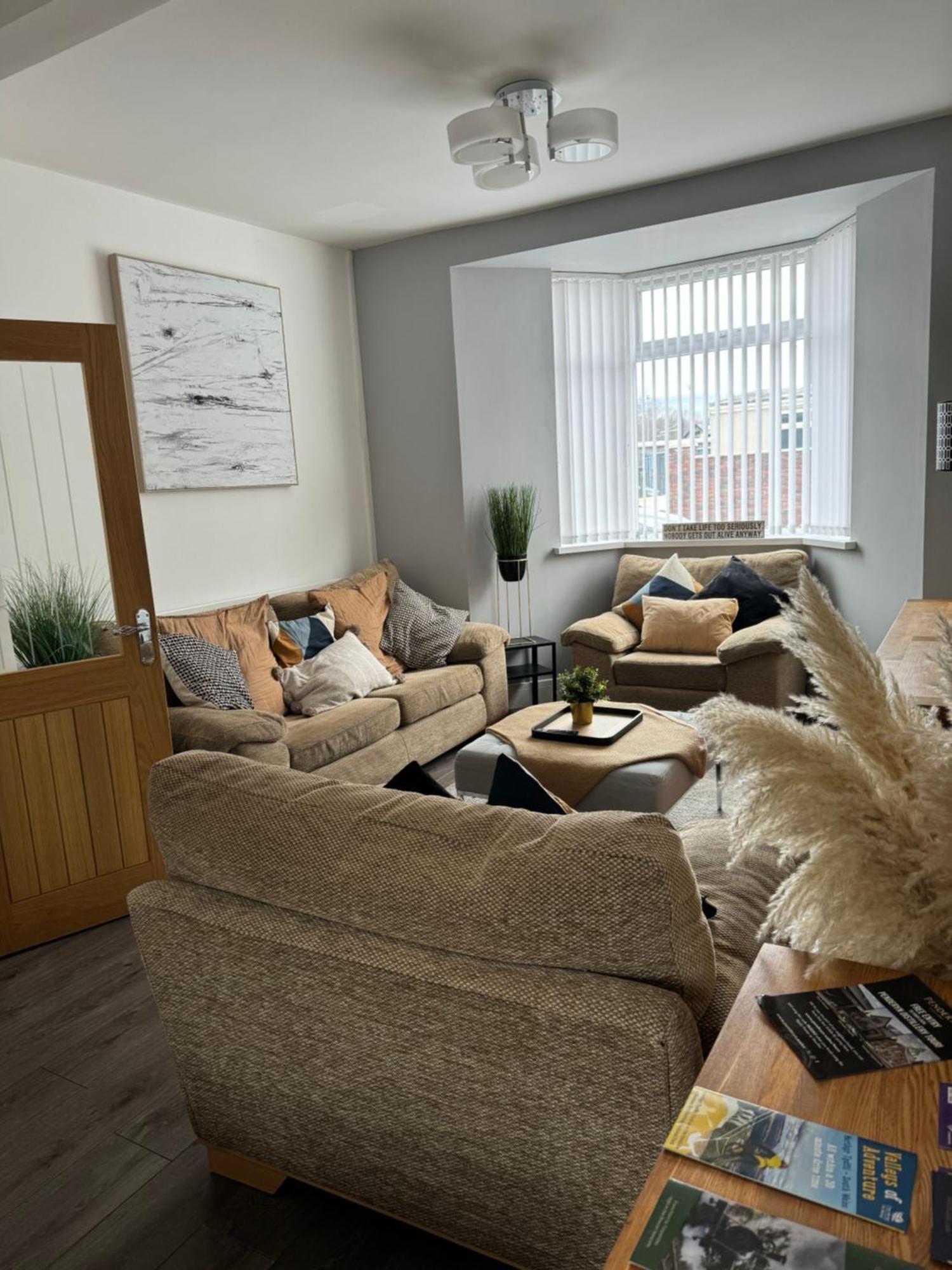 Modern, Spacious And Central Location Aberdare Buitenkant foto