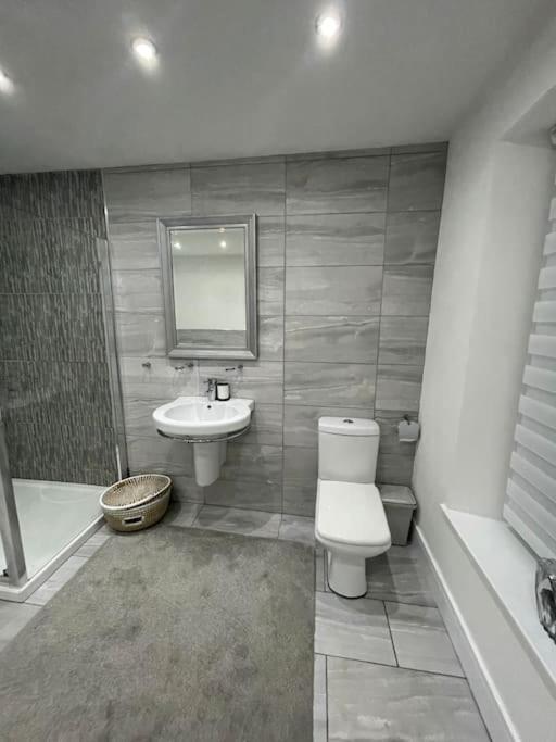 Modern, Spacious And Central Location Aberdare Buitenkant foto