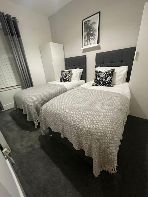 Modern, Spacious And Central Location Aberdare Buitenkant foto