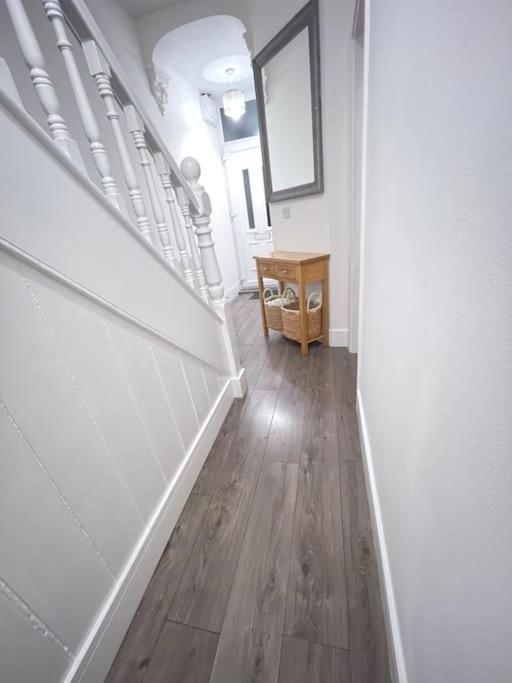 Modern, Spacious And Central Location Aberdare Buitenkant foto