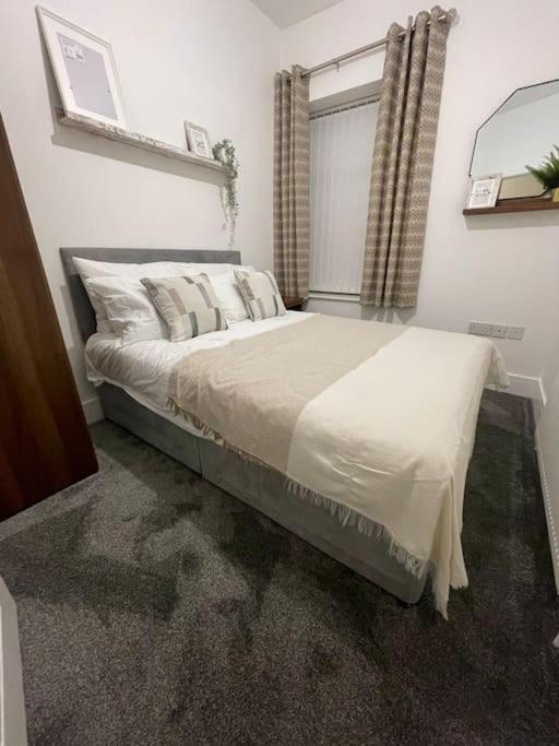 Modern, Spacious And Central Location Aberdare Buitenkant foto