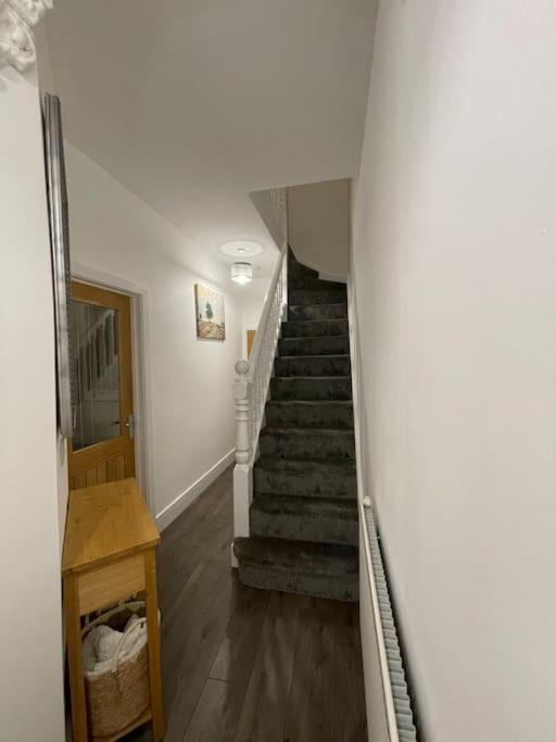 Modern, Spacious And Central Location Aberdare Buitenkant foto