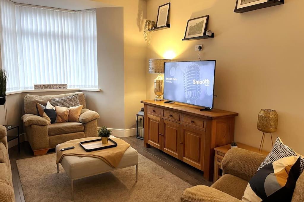 Modern, Spacious And Central Location Aberdare Buitenkant foto