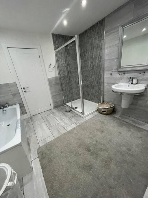 Modern, Spacious And Central Location Aberdare Buitenkant foto