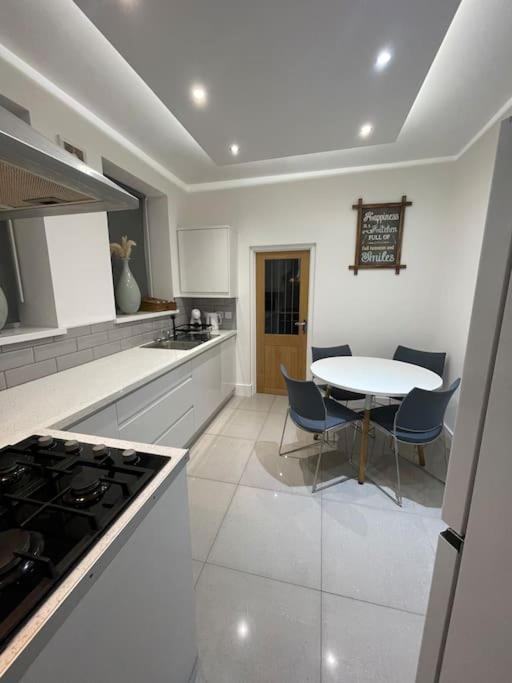 Modern, Spacious And Central Location Aberdare Buitenkant foto