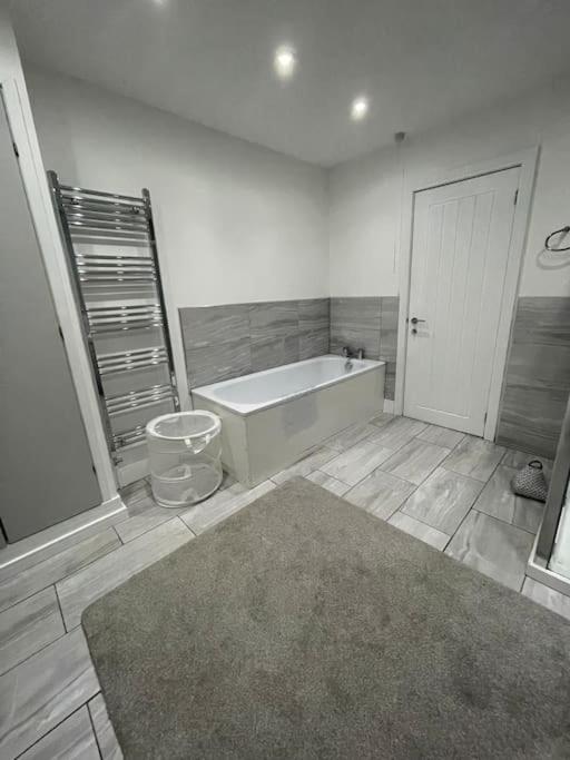 Modern, Spacious And Central Location Aberdare Buitenkant foto