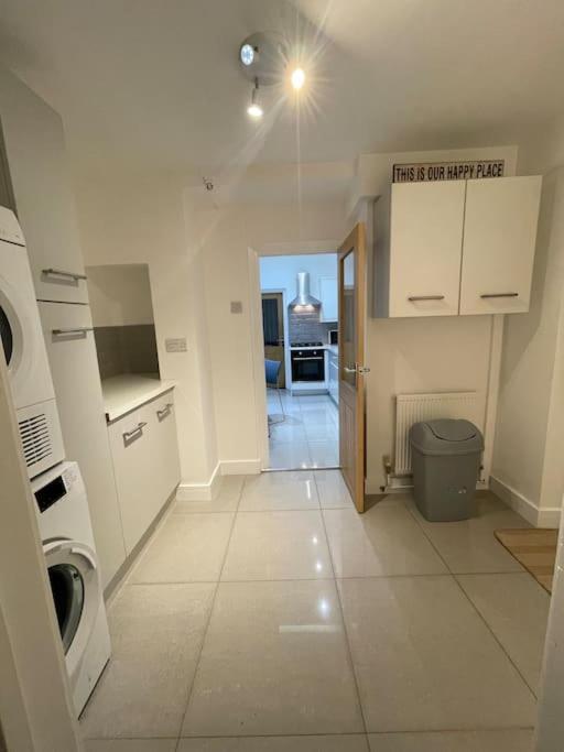 Modern, Spacious And Central Location Aberdare Buitenkant foto