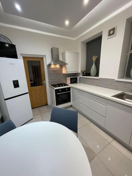 Modern, Spacious And Central Location Aberdare Buitenkant foto