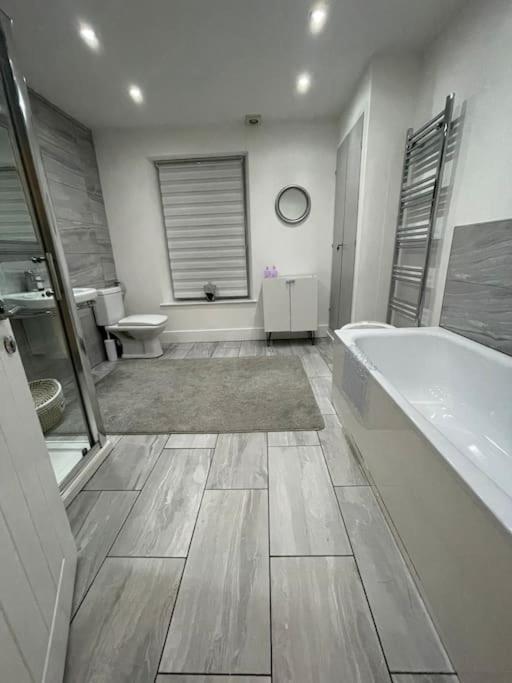 Modern, Spacious And Central Location Aberdare Buitenkant foto